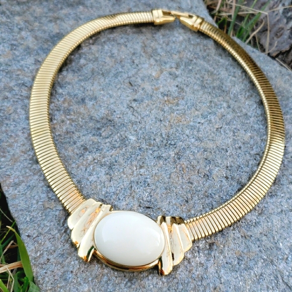 VTG Trifari Egyptian Revival Lucite Cabochon Gold Omega Chain Collar Necklace - Picture 3 of 13